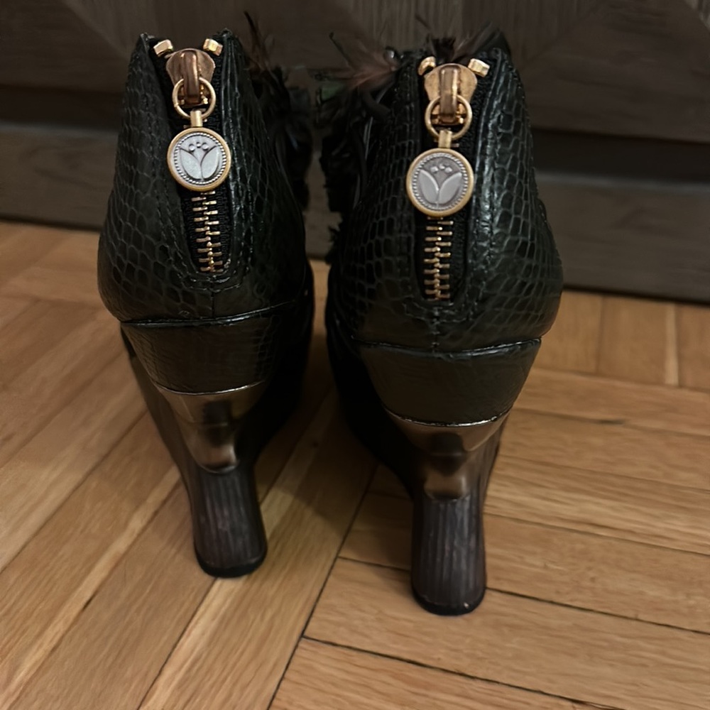 Leifstoddir dark green snakeskin embossed shoes with beading and feathers - Picture 4 of 8